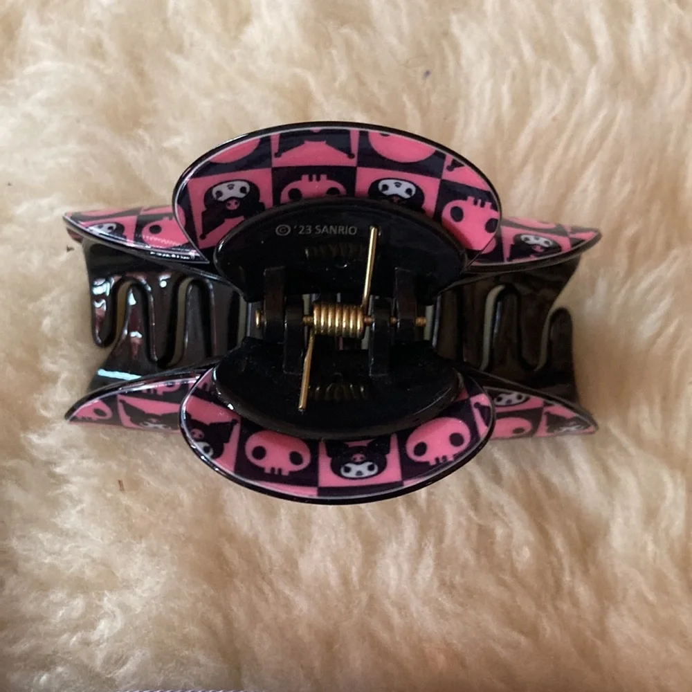 FREE with $30 Purchase! 💜Kuromi Pouch and Hair Clip Bundle - Picture 4 of 5